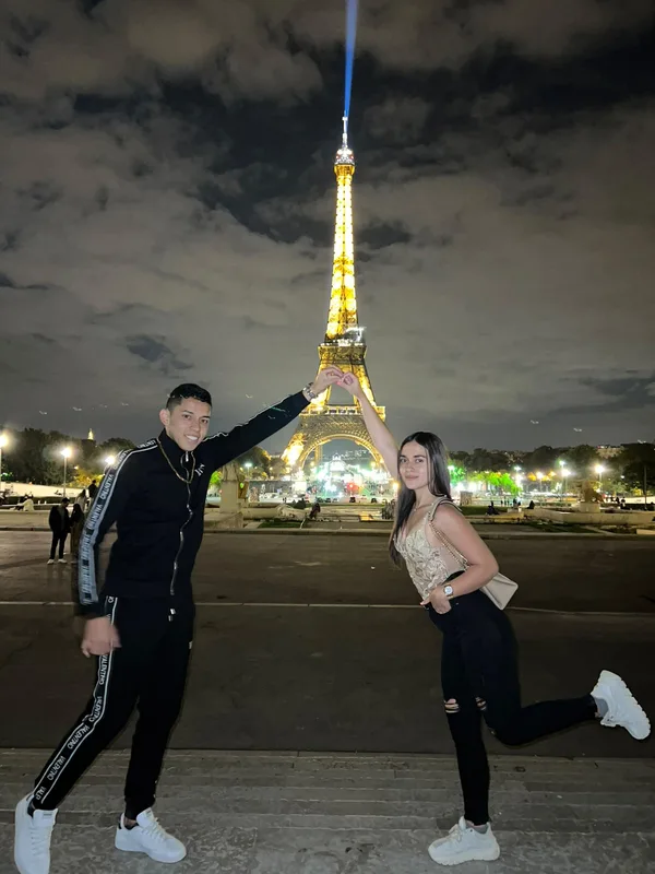 Alexander y Dayana hoy, frente a la torre Eiffel en París