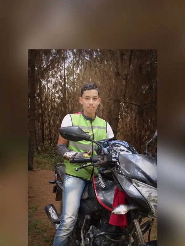 Alexander antes, trabajando en moto