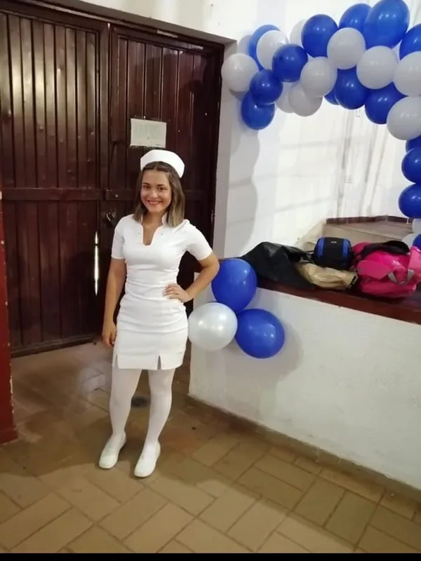 Dayana antes, con uniforme de enfermería