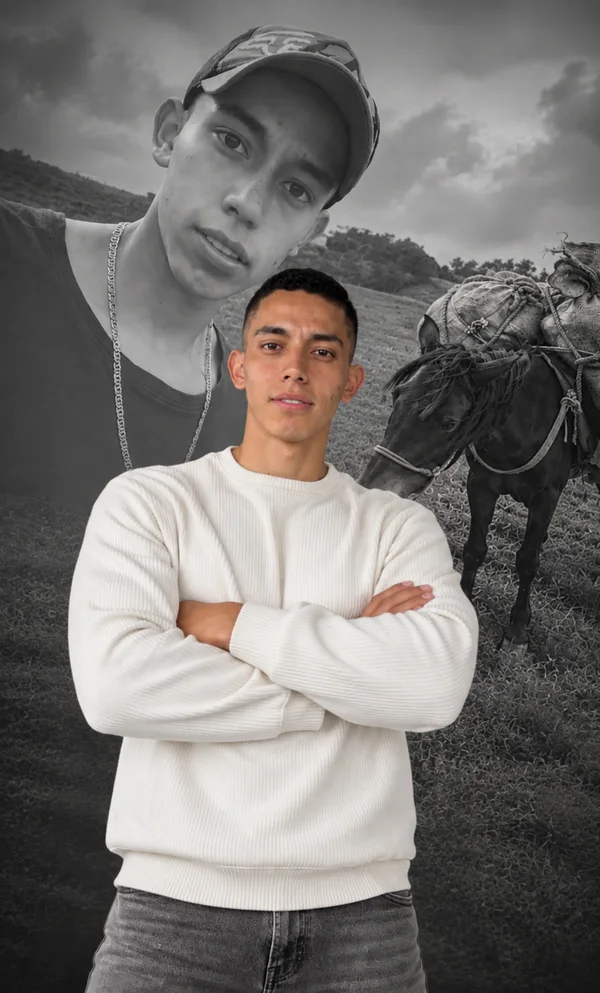 Alexander Arandia hoy, con una foto de su época en el campo detrás